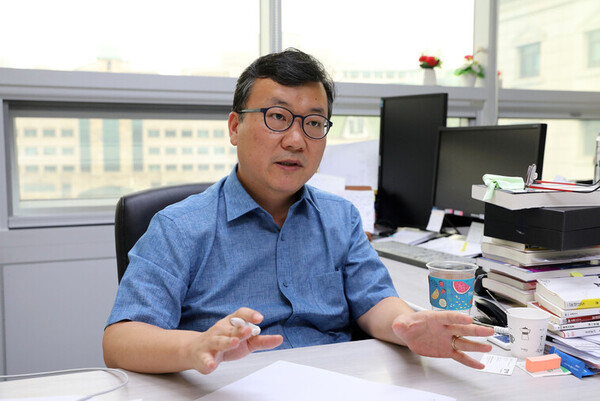 전영수 한양대 국제학대학원 교수가 지난 18일 오후 서울 성동구 한양대 국제관 연구실에서 인구 변화에 따른 대응 전략을 이야기하고 있다. 출처: 한겨레 김혜윤 기자.