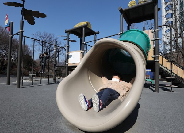 (위 사진은 이 기사와 무관합니다.) 놀이터에서 노는 아이들. 출처: 뉴스1