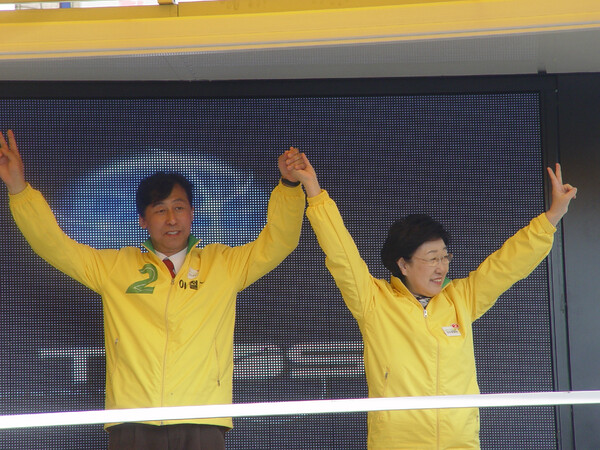 2012년 19대 국회의원선거에서 민주통합당 후보로 인천 연수구 지역에 출마한 이철기 교수의 모습. 출처: 이철기 교수 트위터