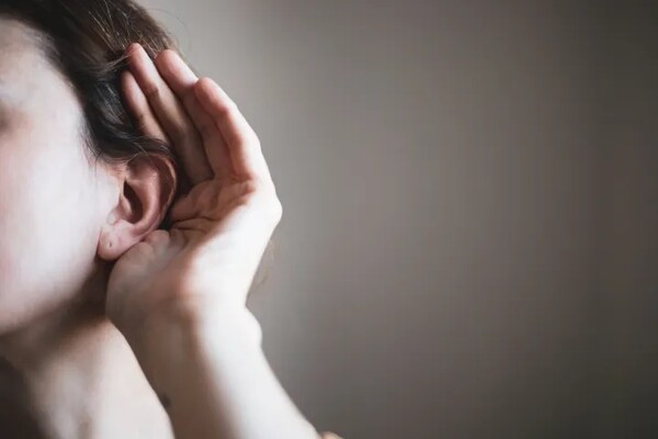 청각이 잘 들리지 않는 것은 일반적으로 청력 손실과 관련이 있지만, 청력 검사를 받아야 한다는 덜 분명한 징후도 있다. 출처: 게티 이미지