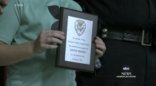 개비가 킹스턴 경찰국으로부터 상을 받고 있다. 출처: Good Morning America 유튜브 영상 캡처