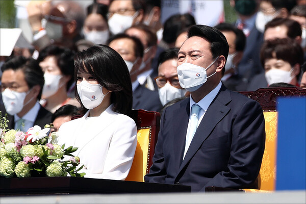 윤석열 대통령과 부인 김건희 여사가 10일 오전 서울 여의도 국회에서 열린 제20대 대통령 취임식에서 자리에 착석해 있다. 2022.5.10 출처: 뉴스1