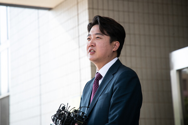 '윤핵관 2선 후퇴론'에 대해 페이스북으로 비판을 한 이준석 전 대표. 출처: 뉴스1