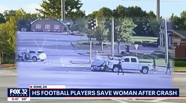 로마 고등학교 풋볼팀 선수들이 사고 차량에 갇힌 여성을 구하고 있다. 출처: fox32 유튜브  영상 캡처