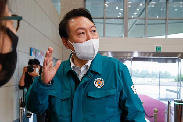 윤석열 대통령이 5일 오전 용산 대통령실에서 기자들과 출근길 문답(도어스테핑)을 하고 있다. 2022.9.5 출처: 뉴스1