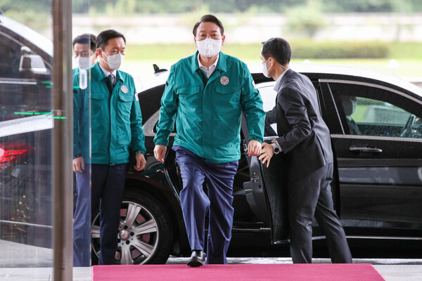 윤석열 대통령이 제11호 태풍 힌남노가 북상하고 있는 5일 오전 민방위복을 입고 용산 대통령실로 출근하고 있다. 2022.9.5 출처: 뉴스1