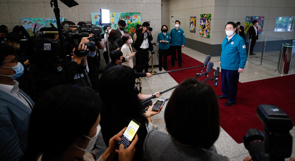 윤석열 대통령이 제11호 태풍 힌남노가 북상하고 있는 5일 오전 민방위복을 입고 용산 대통령실로 출근하고 있다. 2022.9.5 출처: 뉴스1