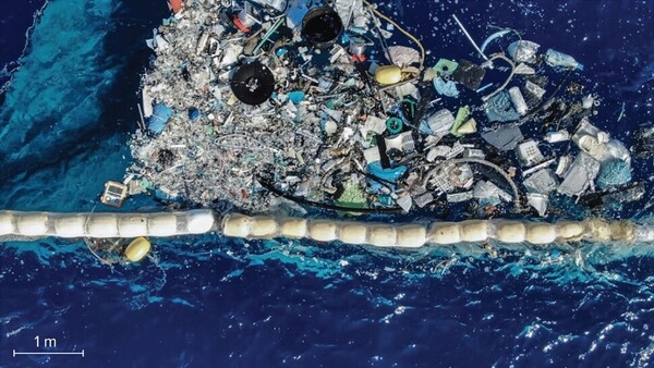 ​출처: 페데 포펜크/게티이미지2019년 오션 클린업이 거대 태평양 쓰레기 지대에서 대형 쓰레기를 수거하는 모습. 출처: 페데 포펜크 제공