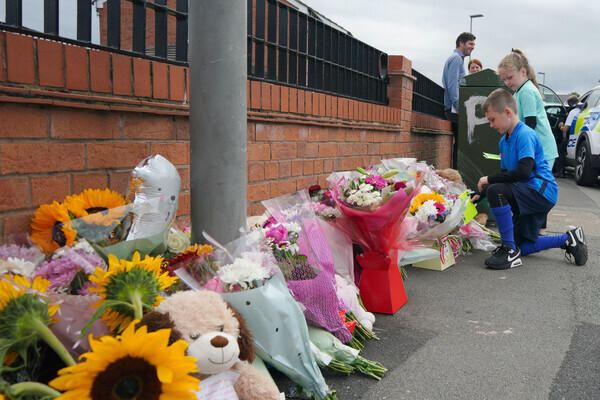 사건 현장 근처에 올리비아를 추모하기 위해 놓여진 꽃과 인형들 / 출처 : (Photo by Peter Byrne/PA Images via Getty Images)
