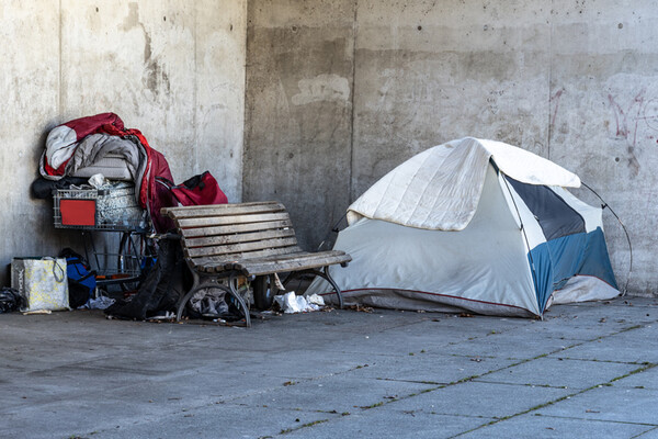 거리에 자리한 노숙자의 생활 공간. 출처: 게티 이미지