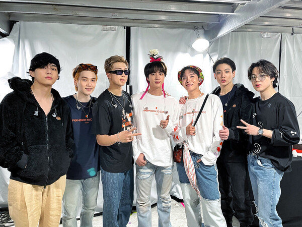 무대 뒤 방탄소년단 모습. 출처: 뉴스1