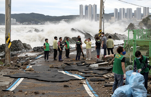 6일 제11호 태풍 힌남노의 영향으로 울산 북구 신명항 인근 해안도로가 거세게 몰아친 파도에 파손돼 있다. 출처: 뉴스1