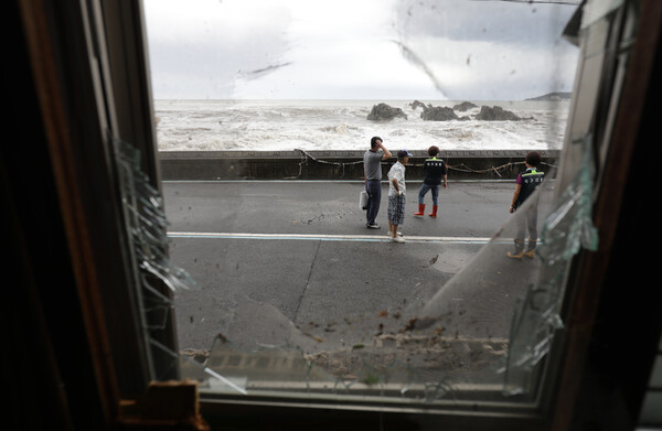 6일 제11호 태풍 힌남노의 영향으로 울산 북구 신명동 한 횟집 유리창이 거세게 몰아친 파도에 파손돼 있다. 출처: 뉴스1