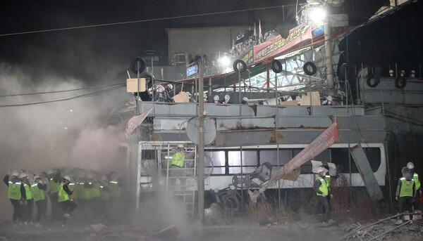 5일 오후 서울 성북구 사랑제일교회에서 5차 명도집행이 진행되자 신도들이 집행인력과 대치하고 있다. 2021.11.5 출처: 뉴스1