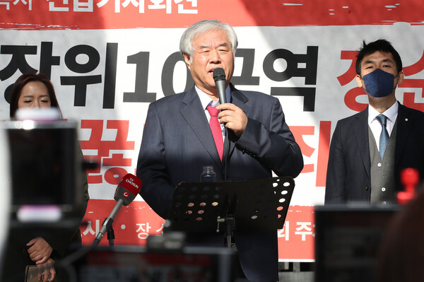 전광훈 사랑제일교회 목사가 16일 오전 서울 성북구 사랑제일교회 앞에서 장위 10구역 명도집행과 관련해 긴급 기자회견을 갖고 있다. 2021.11.16 출처: 뉴스1