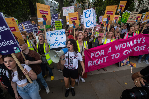 2022년 9월 3일 영국 런던에서 열리는 임신 중지 반대 행진에 맞서기 위해 의회 광장에 있는 밀리센트 포셋 동상에 모여 임시 중지권 캠페인을 진행했다. 출처: 게티 이미지 