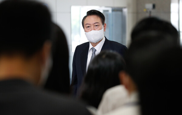 윤석열 대통령이 8일 오전 용산 대통령실에서 기자들과 출근길 문답(도어스테핑)을 하고 있다. 2022.9.8 출처: 뉴스1