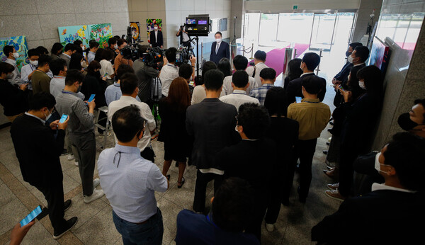 윤석열 대통령이 8일 오전 용산 대통령실에서 기자들과 출근길 문답(도어스테핑)을 하고 있다. 2022.9.8 출처: 뉴스1