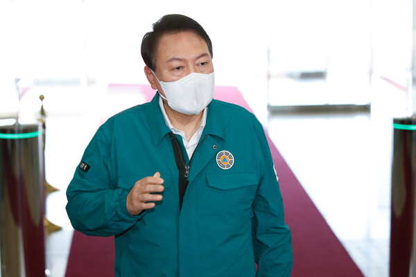 윤석열 대통령이 7일 오전 용산 대통령실에서 기자들과 출근길 문답(도어스테핑)을 하고 있다. 2022.9.7 출처: 뉴스1