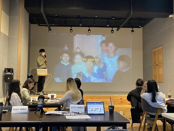 지난 3일 서울 마포구의 문화공간 너나들이에서 아름다운재단 ‘열여덟 어른’ 캠페인이 주최하는 ‘MZ세대, 열여덟 어른의 내일을 말하다’ 청년 토론회가 열렸다. 이날 토론회 발제에 나선 신선 캠페이너. 출처: 아름다운재단 제공