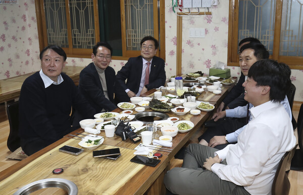 난 500 시켰는데??? 온라인 커뮤니티 '윤석열 만능짤' 찍은 사람은 오마이뉴스 취재기자였다