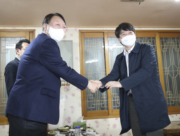 난 500 시켰는데??? 온라인 커뮤니티 '윤석열 만능짤' 찍은 사람은 오마이뉴스 취재기자였다