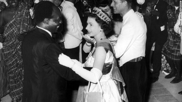 1961년 가나의 콰메 은쿠르마 대통령과 엘리자베스 2세 영국 여왕. 출처: 게티이미지