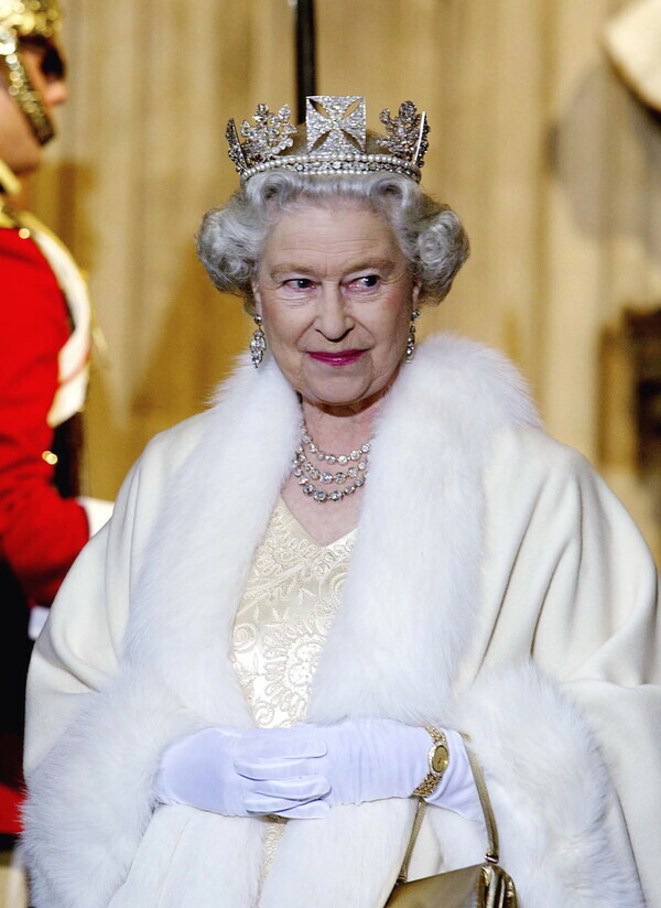 조지 4세의 식민 지배 시절 만든 다이아뎀을 착용한 엘리자베스 2세 영국 여왕. (Photo by Tim Graham Picture Library/Getty Images)