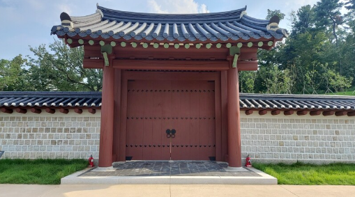 '궁궐 담장 길'에 있는 종묘 북문 '북신문'은 굳게 닫혀 있다. 출처 : 한겨레 김선식 기자