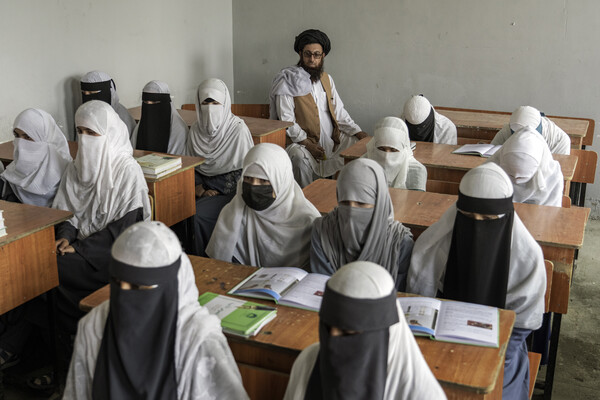 아프가니스탄의 여학생들. 출처 : AP