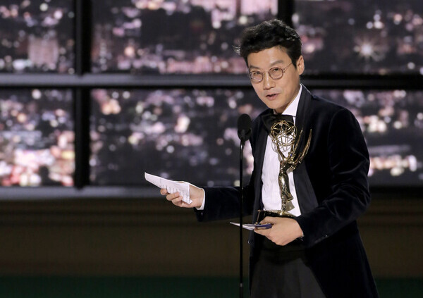 황동혁 감독은 2022년 9월 12일(미국 현지시간) 마이크로소프트 극장에서 열린 제74회 프라임타임 에미상 시상식에서 '오징어 게임'으로 드라마 시리즈  부문 감독상을 수상했다. 출처: 게티 이미지 