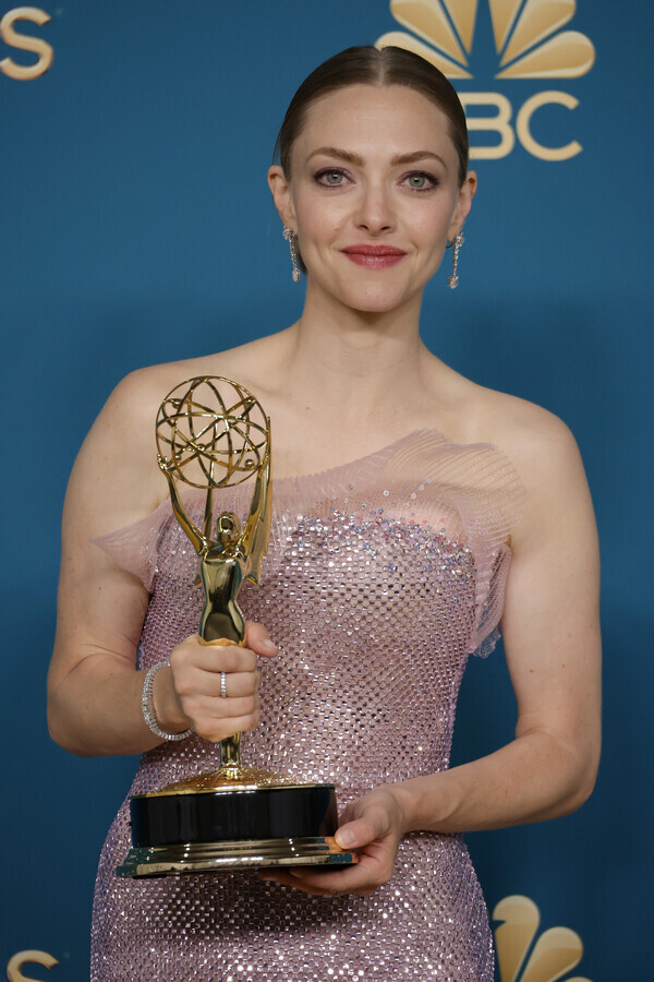 에미 시상식 'TV 리미티드 시리즈 부문' 여우주연상을 수상한 아만다 사이프리드 (Photo by Frazer Harrison/Getty Images)