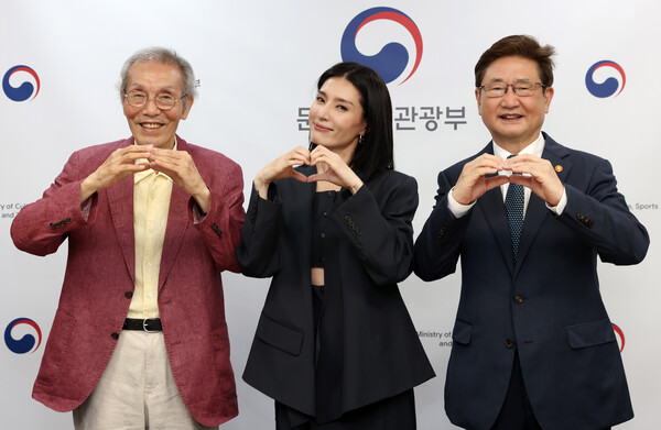 홍보대사로 위촉된 오영수와 모니카. 출처: 뉴스1