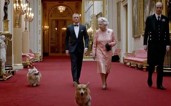엘리자베스 2세 영국 여왕은 일생 동안 30마리 이상의 개를 키울 정도로 개를 사랑했다. 2012년에는 런던올림픽 개막 영상에 반려견인 웰시코기 ‘윌로’가 등장해 화제였다. 출처: 런던올림픽 영상 갈무리
