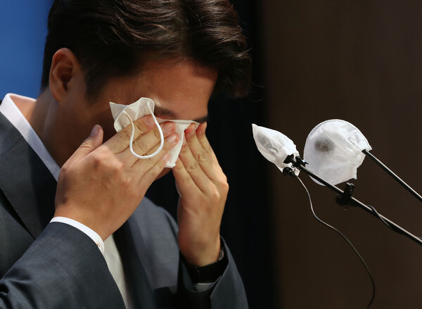 지난 달 13일, 이준석 국민의힘 전 대표가 서울 여의도 국회 소통관에서 열린 기자회견에서 마스크로 눈물을 닦고 있다. (출처 : 뉴스1) 