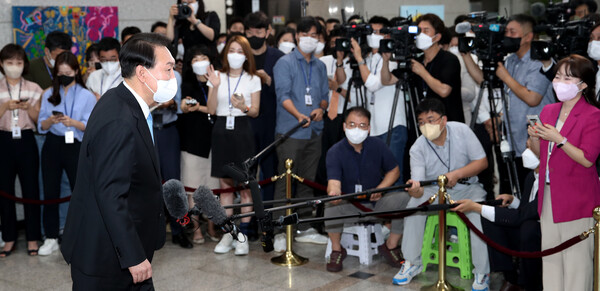윤석열 대통령의 도어스테핑 모습.  출처: 뉴스1 