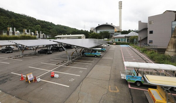 서울시는 마포구 상암동에 위치한 마포자원회수시설 옆 주차장 부지 등에 오는 2026년까지 신규 자원회수시설을 건립한다고 31일 밝혔다. 신규 시설은 2026년말 준공돼 2027년부터 가동을 시작하고 기존 시설은 2035년 철거돼 공원 등 주민들을 위한 공간으로 꾸며진다. 사진은 이날 서울 마포구 상암동 마포자원회수시설 옆 신규 부지 모습. 2022.8.31 출처: 뉴스1