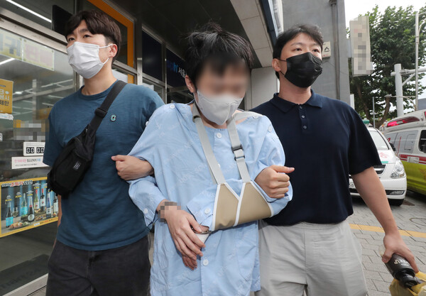 신당역 살인사건 피의자가 15일 오후 서울 광진구의 한 병원에서 치료를 마치고 호송되고 있다. 출처: 뉴스1