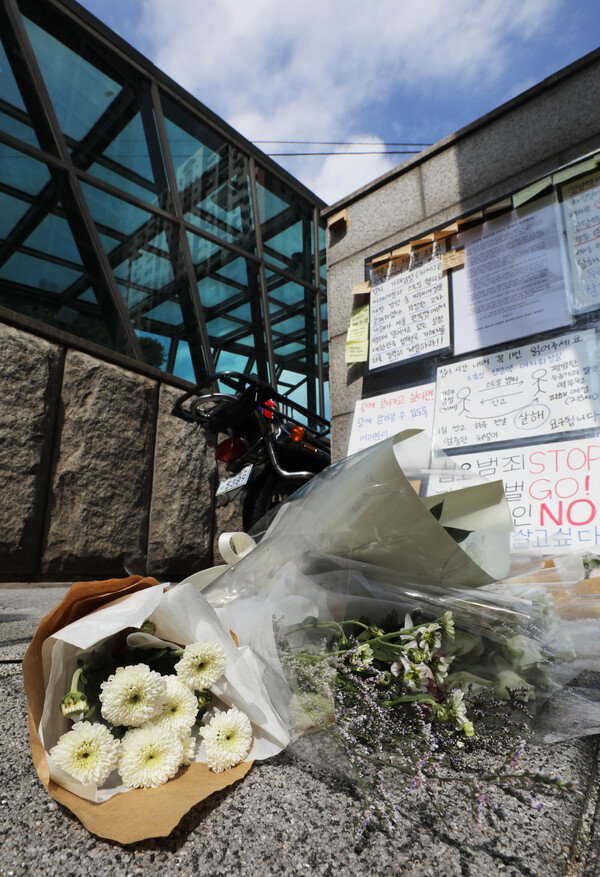 신당역 앞에 놓인 추모의 꽃 (출처 : 뉴스1)&nbsp;