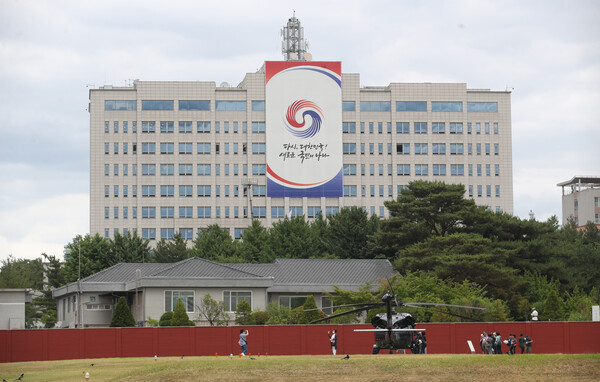 서울 용산구 옛 미군기지에 조성된 용산공원에서 시민들이 대통령 집무실을 바라보고 있다.  2022.6.14 출처: 뉴스1