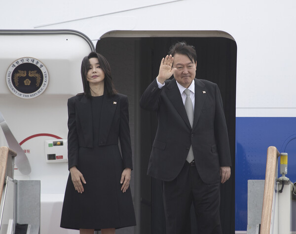 영국·미국·캐나다 5박7일 순방에 나서는 윤석열 대통령과 김건희 여사가 18일 오전 경기 성남시 서울공항을 통해 출국하고 있다. 출처: 뉴스1