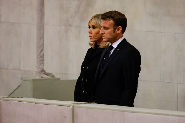 프랑스 대통령 에마뉘엘 마크롱과 그의 아내 브리지트 마크롱이 영국 런던의 웨스트민스터 홀에서 18일(영국 현지시각) 엘리자베스 2세 여왕의 관에 조문하는 모습. 출처: 게티이미지