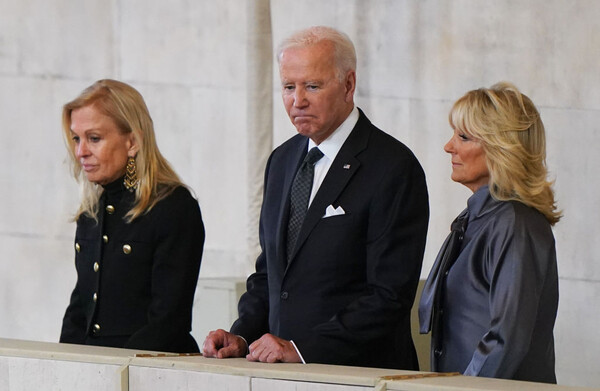 조 바이든 미국 대통령과 질 바이든 영부인(오른쪽)과 제인 하틀리 주영 미국대사가 2022년 9월 18일 영국 런던 웨스트민스터홀에서 엘리자베스 2세 여왕에 조문하는 모습. 출처: 게티이미지
