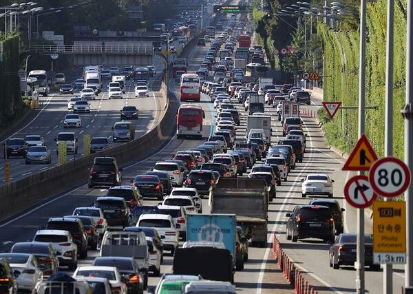 30일 오전 서울 서초구 잠원IC에서 바라본 경부고속도로 하행선(오른쪽)이 휴가를 떠나는 차량들로 정체되고 있다. 2022.7.30 출처: 뉴스1