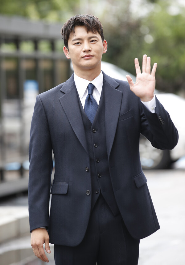 6월 27일 서울 영등포구 여의도동 KBS 별관 앞에서 손을 들고 있는 서인국. 출처: 뉴스1