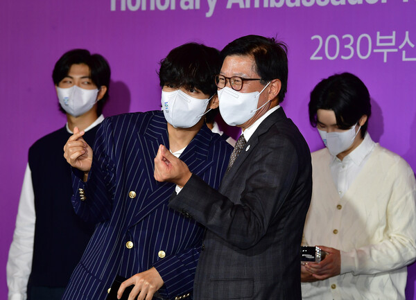 박형준 부산시장이 19일 서울 용산구 하이브엔터테인먼트에서 열린 방탄소년단 2030부산세계박람회 홍보대사 위촉식에서 BTS 뷔와 손하트를 만들고 있다. (공동취재) 2022.7.19. 출처: 뉴스1