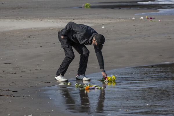 2011년 동일본 대지진으로 희생된 이들을 추모하기 위해 바닷가에 놓인 꽃 (출처 : Yuichi Yamazaki/Getty Images)
