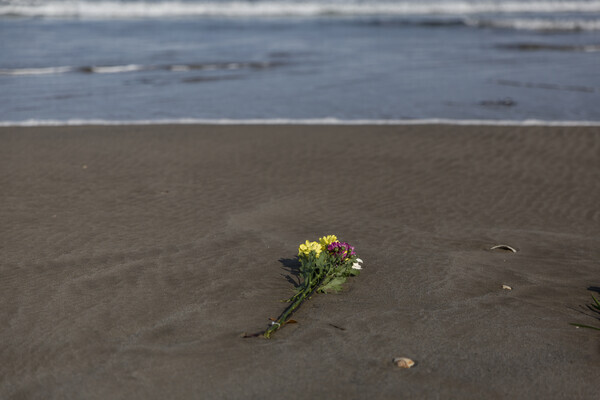 2011년 동일본 대지진으로 희생된 이들을 추모하기 위해 바닷가에 놓인 꽃  (출처 : Yuichi Yamazaki/Getty Images)