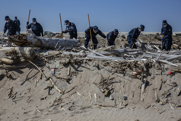 경찰관들이 2011년 동일본 대지진으로 실종된 희생자들의 잔해를 수색하고 있다. (출처 : Yuichi Yamazaki/Getty Images) 