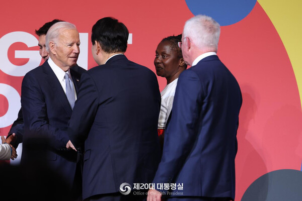 윤석열 대통령이 21일(현지시간) 뉴욕 한 빌딩에서 열린 글로벌펀드 제7차 재정공약회의를 마친 후 조 바이든 미국 대통령과 인사하고 있다. 출처: 대통령실 홈페이지